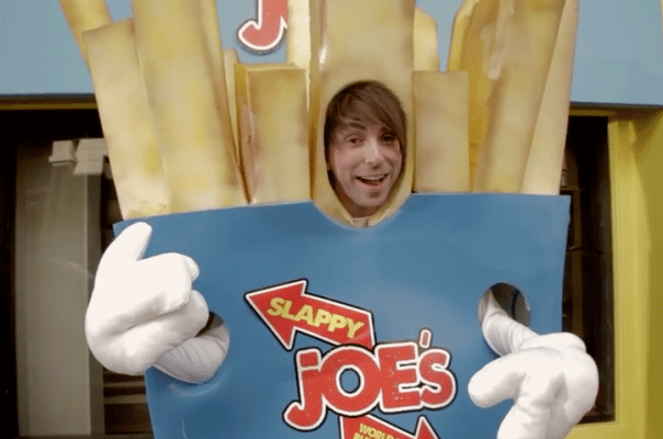 Frontman All Time Low speelt in fastfood commercial