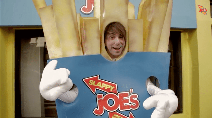 Frontman All Time Low speelt in fastfood commercial