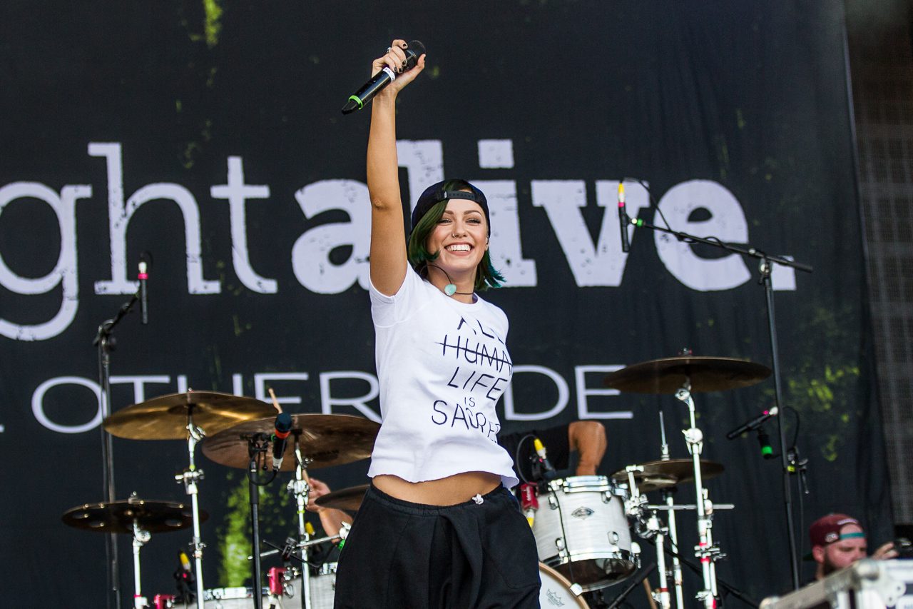 Jenna McDougall op deluxe-uitvoering Parkway Drive album