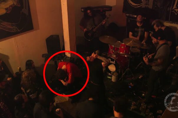 Man valt in slaap tijdens optreden metalband