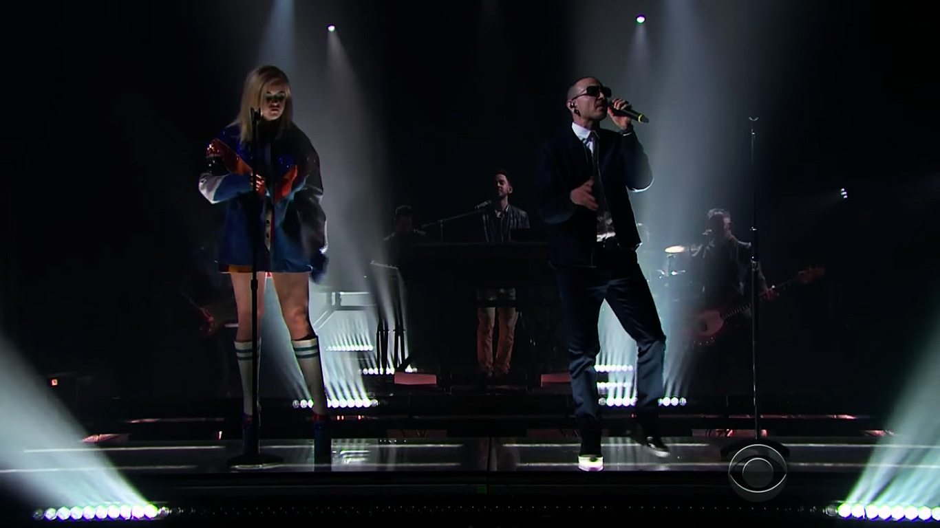 Video: Linkin Park & Kiiara spelen “Heavy” live bij The Late Late Show