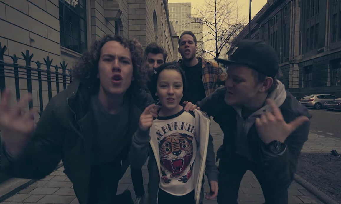 Het jongetje in deze videoclip is pop-punk AF