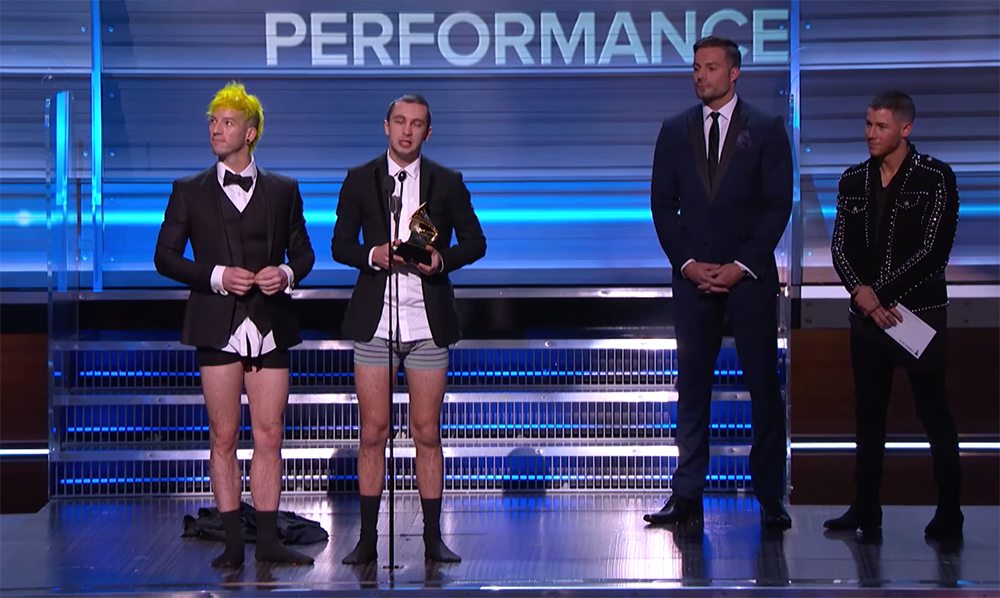 Twenty One Pilots neemt Grammy Award in ontvangst in ondergoed