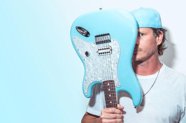 Tom DeLonge brengt samen met Fender limited edition signature gitaar uit