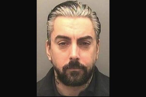 ‘Ex-Lostprophets zanger Ian Watkins neergestoken in gevangenis’