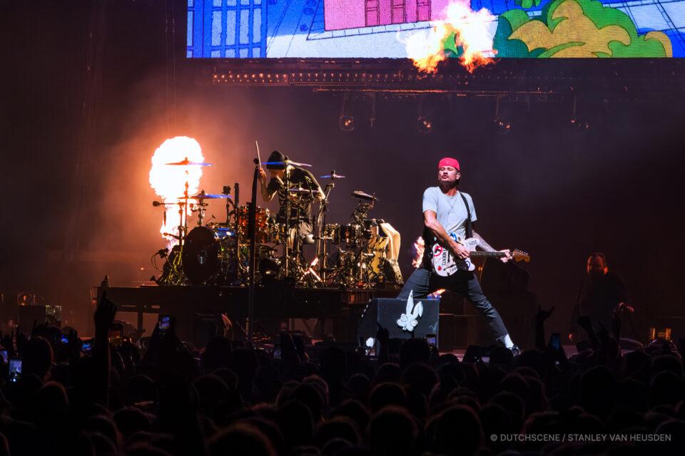 Blink-182 Drummer Travis Barker en zanger/gitarist Tom Delonge in Ziggo Dome